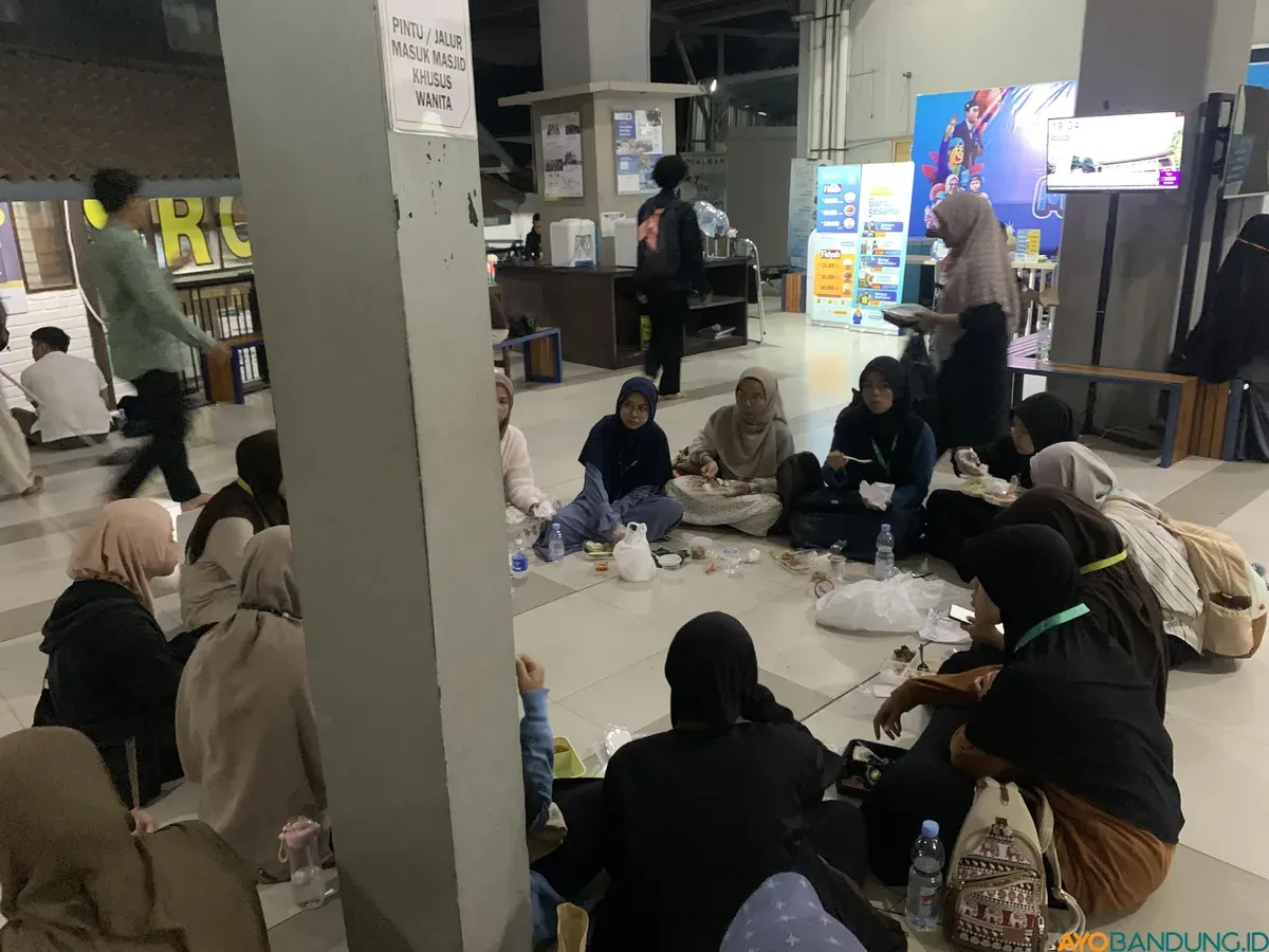 Kegiatan Ramadan di Masjid Salman ITB menjelang waktu berbuka puasa. (Sumber: ayobandung.id | Foto: Halwa Raudhatul)