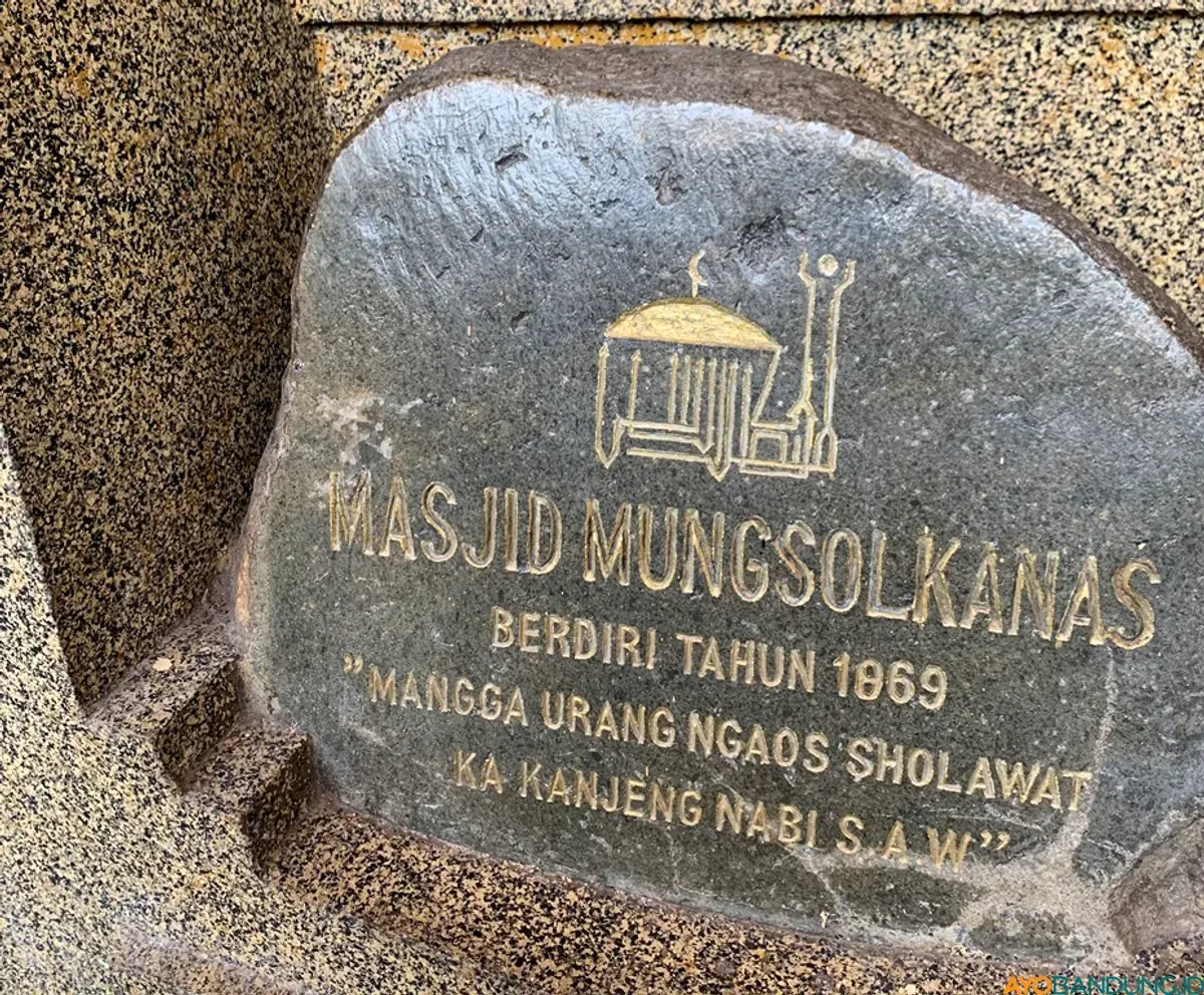 Prasasti di Masjid Mungsolkanas. (Sumber: ayobandung.id | Foto: Halwa Raudhatul)
