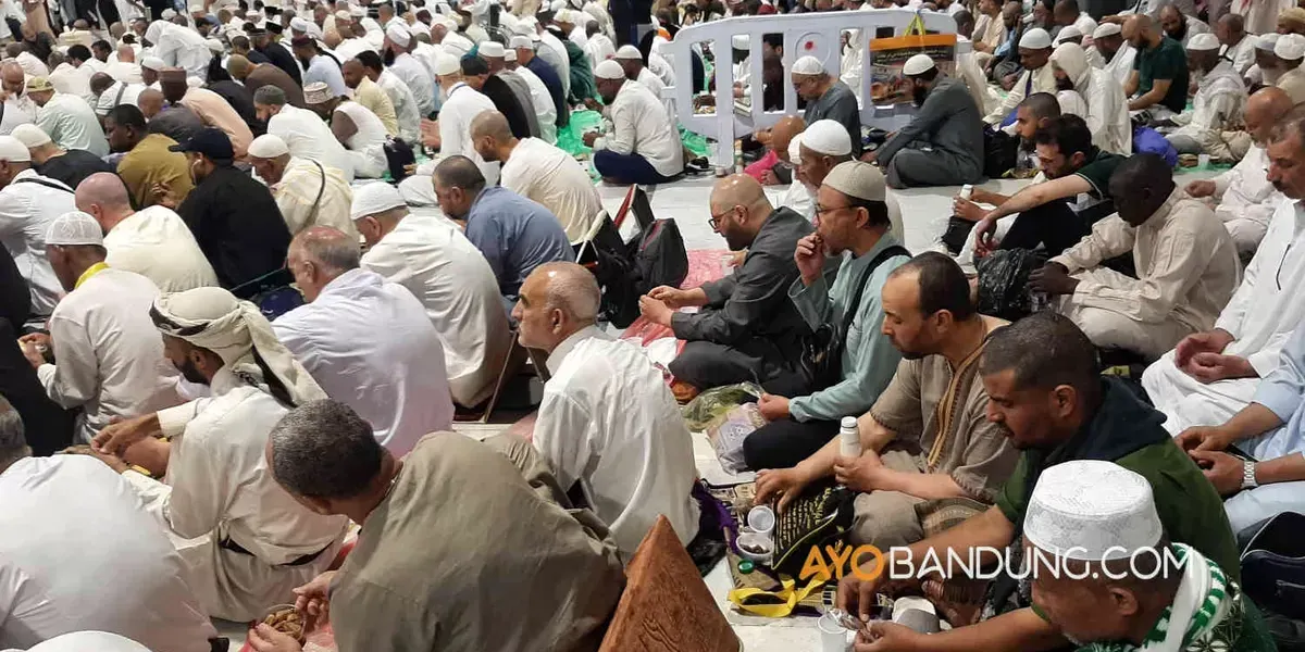 Umat Islam saat buka puasa dengan kurma, air zam zam dan roti di Masjidil Haram, Mekkah. (Sumber: Ayobandung.com | Foto: Irfan Al-Faritsi)