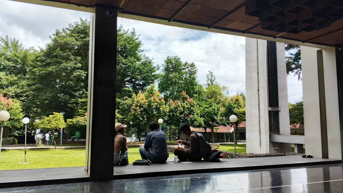 Modus Penipuan Voucher Kanker di depan Masjid Salman ITB (17/12/2025). (Sumber: Dokumentasi Penulis | Foto: Dias Ashari)