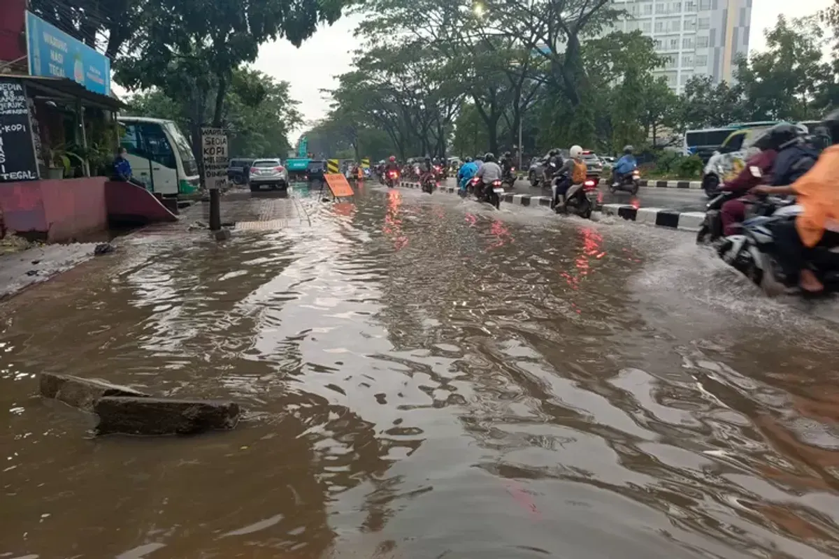 Banjir di salah satu sudut kota Bandung. (Sumber: ayobandung.com | Foto: Muslim Yanuar)