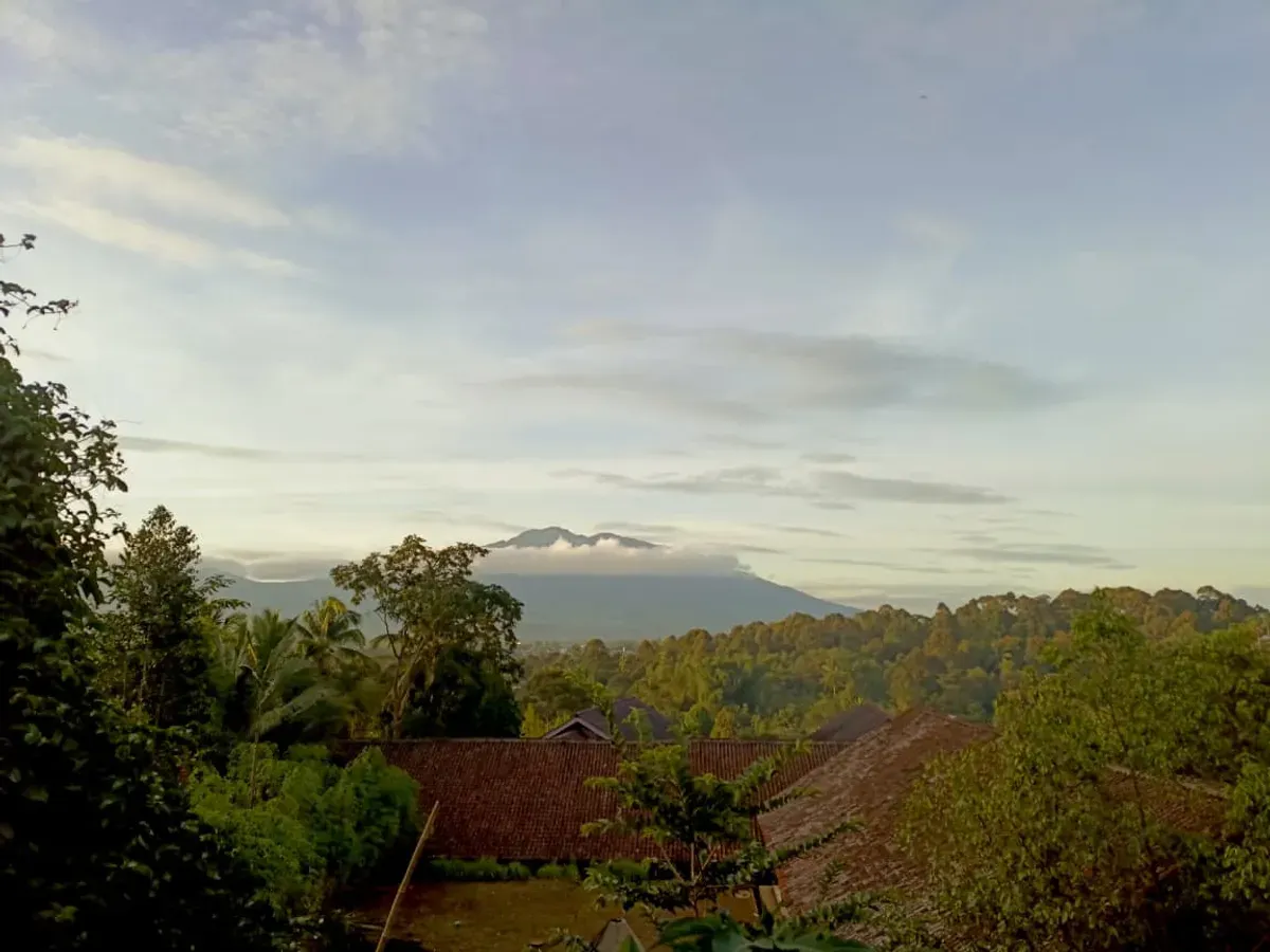 Suasana asri di salah satu sudut Sukabumi, pengingat bahwa ketenangan sejati sering kali ada di depan mata jika kita mau sejenak melambat. (Sumber: Dokumentasi Warga)