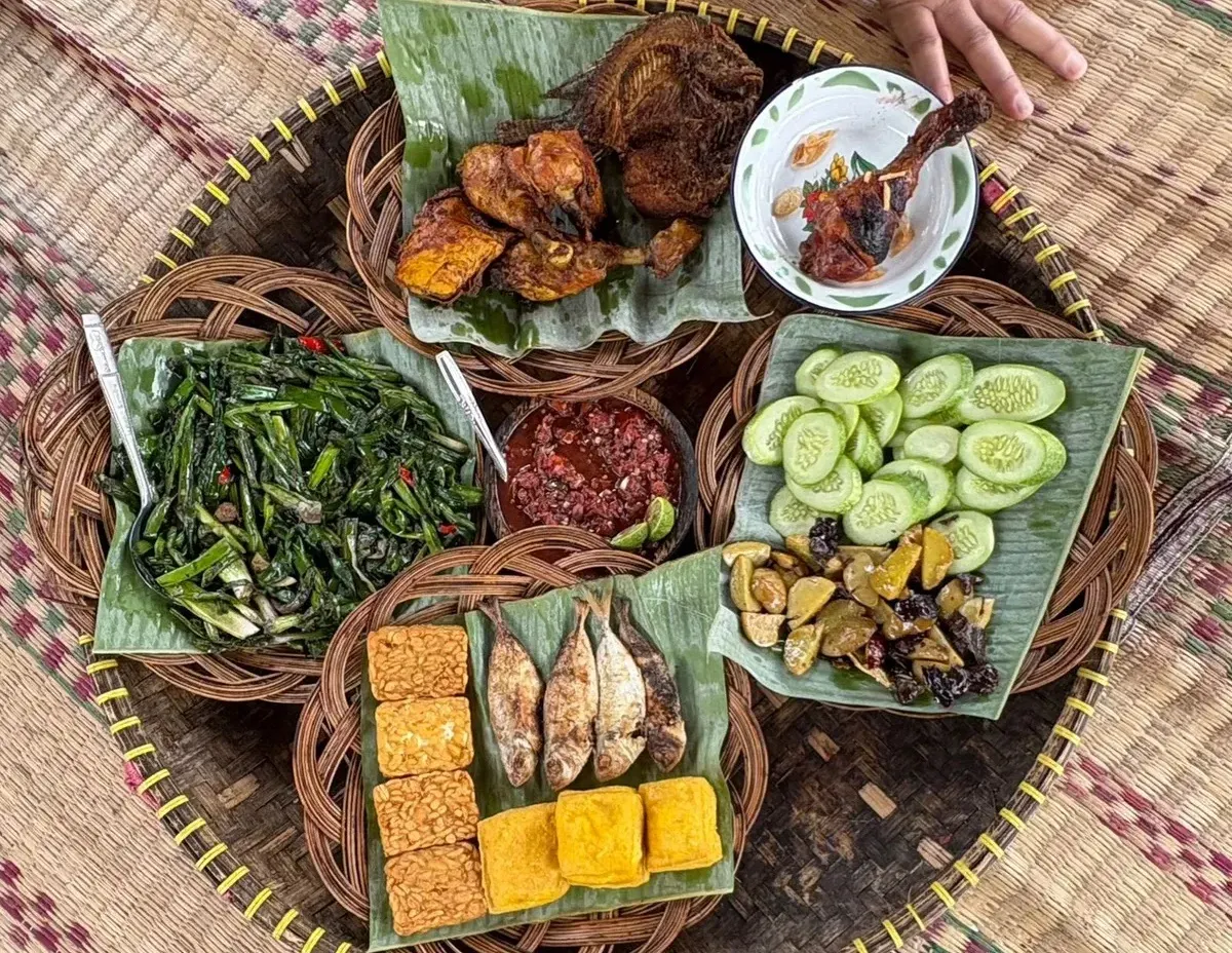 Hidangan khas Sunda tersaji rapi dalam tradisi munggahan, momen kebersamaan sebelum memasuki bulan suci Ramadhan pada Selasa, 25 Maret 2025. (Sumber: Sela | Foto: Dalvin)
