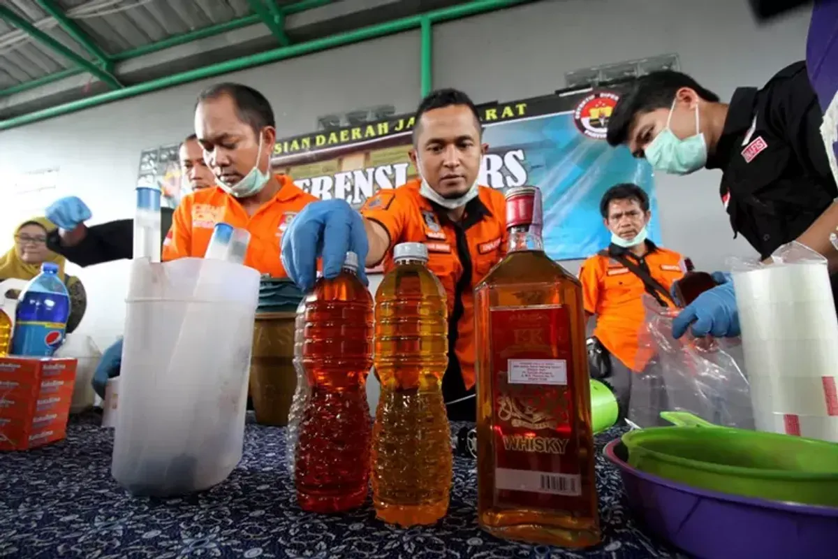 Petugas saat ekspose miras maut Cicalengka di rumah tersangka, Kabupaten Bandung. (Sumber: Ayobandung | Foto: Irfan Al Faritsi)