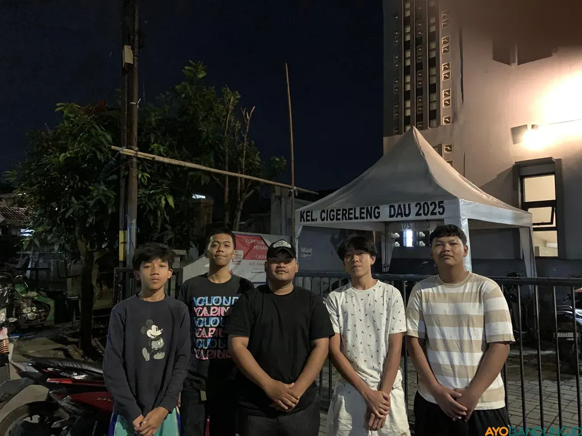 Wildan Putra Haikal bersama kawan-kawannya di Cigereleng bersiap menggelar nobar Persib vs Persija. (Sumber: ayobandung.id | Foto: Ilham Maulana)