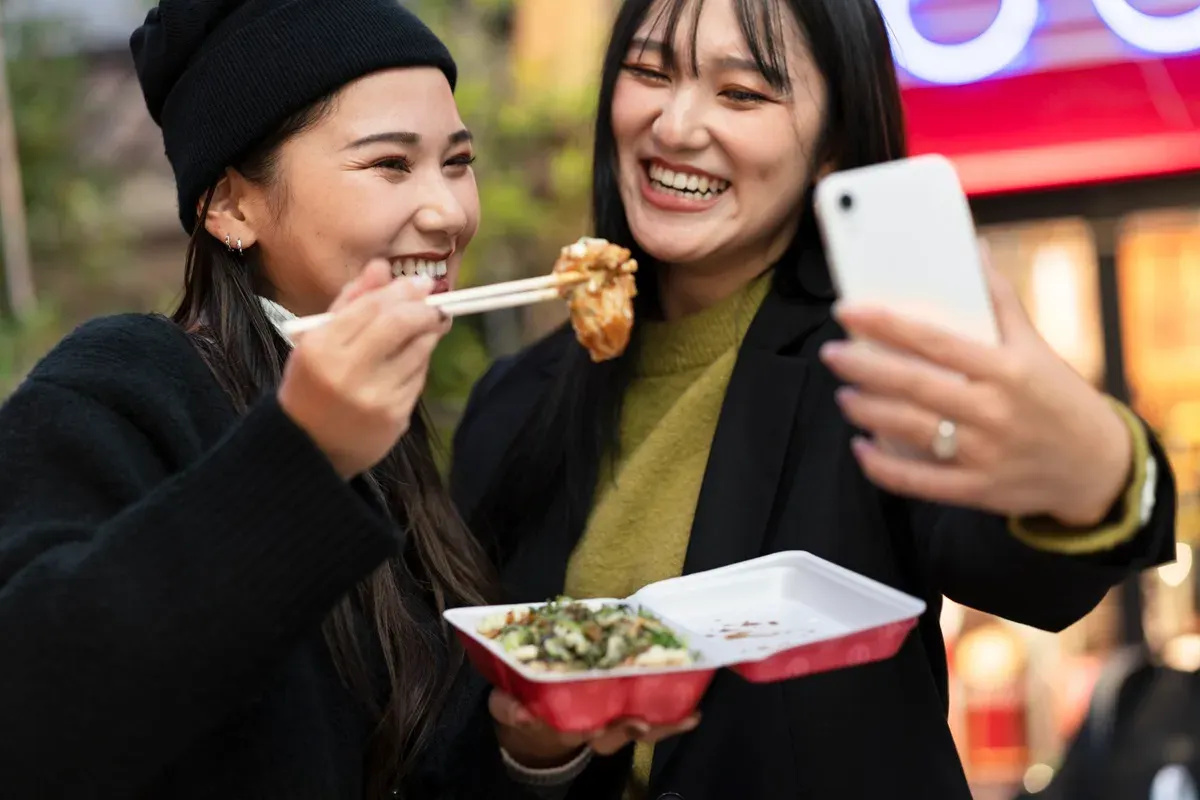Gen Z kini menjadikan makanan dan minuman sebagai kategori belanja utama, dengan preferensi pada produk yang menawarkan pengalaman otentik dan bisa dibagikan di media sosial. (Sumber: Freepik)