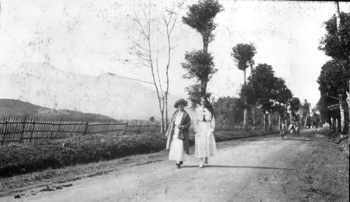 Suasana di jalan menuju Pangalengan tahun 1917-an. (Sumber: Tropenmuseum)
