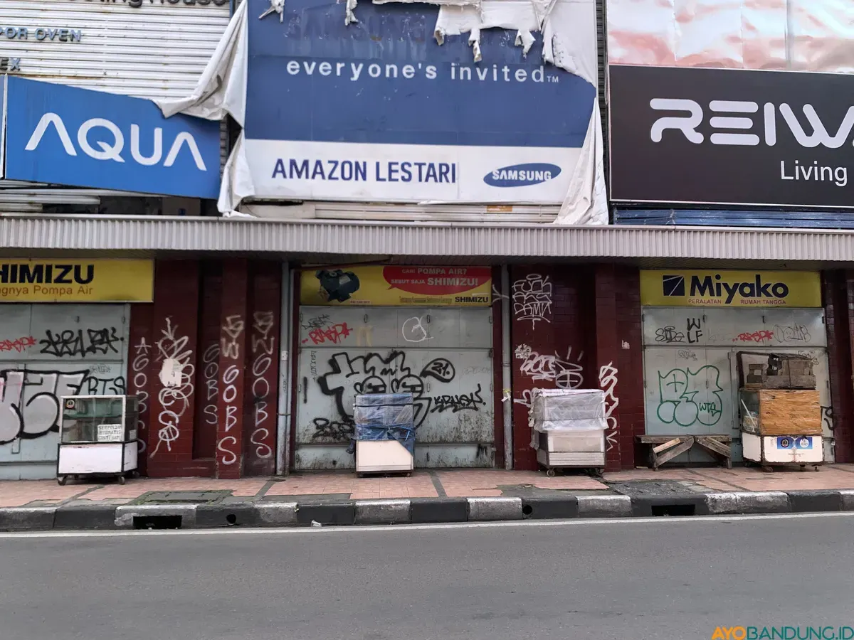 Lapak penjual dan service arloji di Jalan ABC. (Sumber: ayobandung.id | Foto: Halwa Raudhatul)