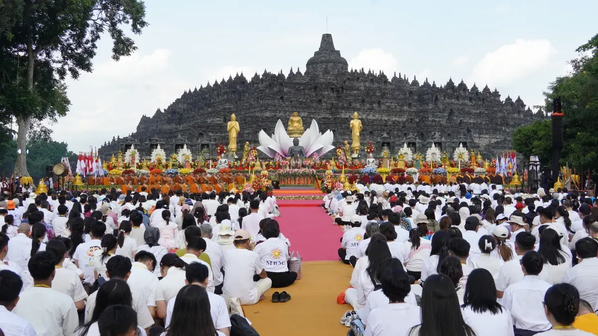 Puncak peringatan Hari Raya Tri Suci Waisak 2570 B.E. tahun 2026 di altar Candi Borobudur, Minggu (31/5/2026). (Sumber: Humas Kemenag)