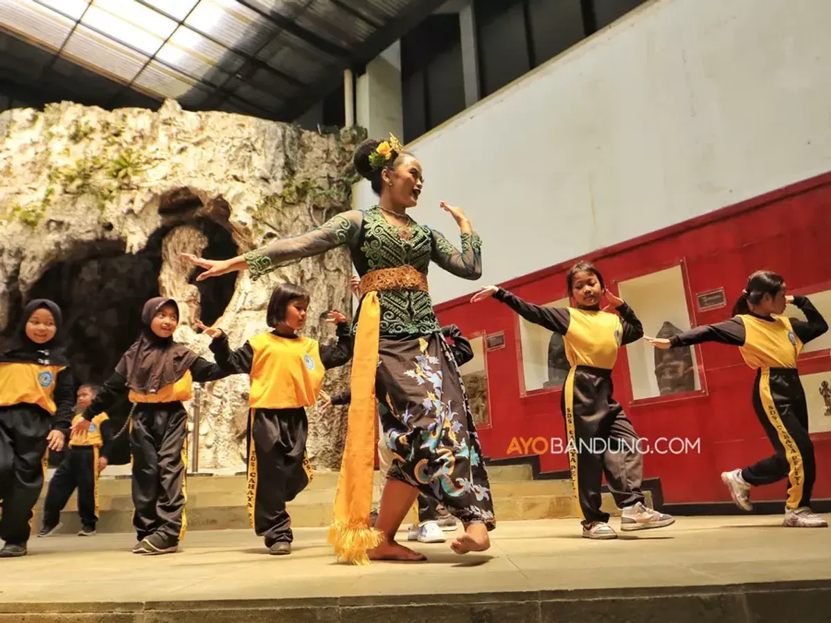 Sejumlah siswa mengikuti kegiatan belajar seni tari tradisional di Museum Sri Baduga, Jalan BKR, Kota Bandung pada Selasa, 14 April 2026. (Sumber: Ayobandung.com | Foto: Irfan Al-Faritsi)