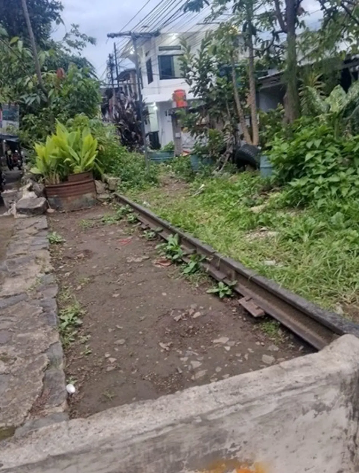 Jejak rel kereta api di Cibangkong (Sumber: Dokumen Pribadi | Foto: Muhammad Saeful Ihsan)