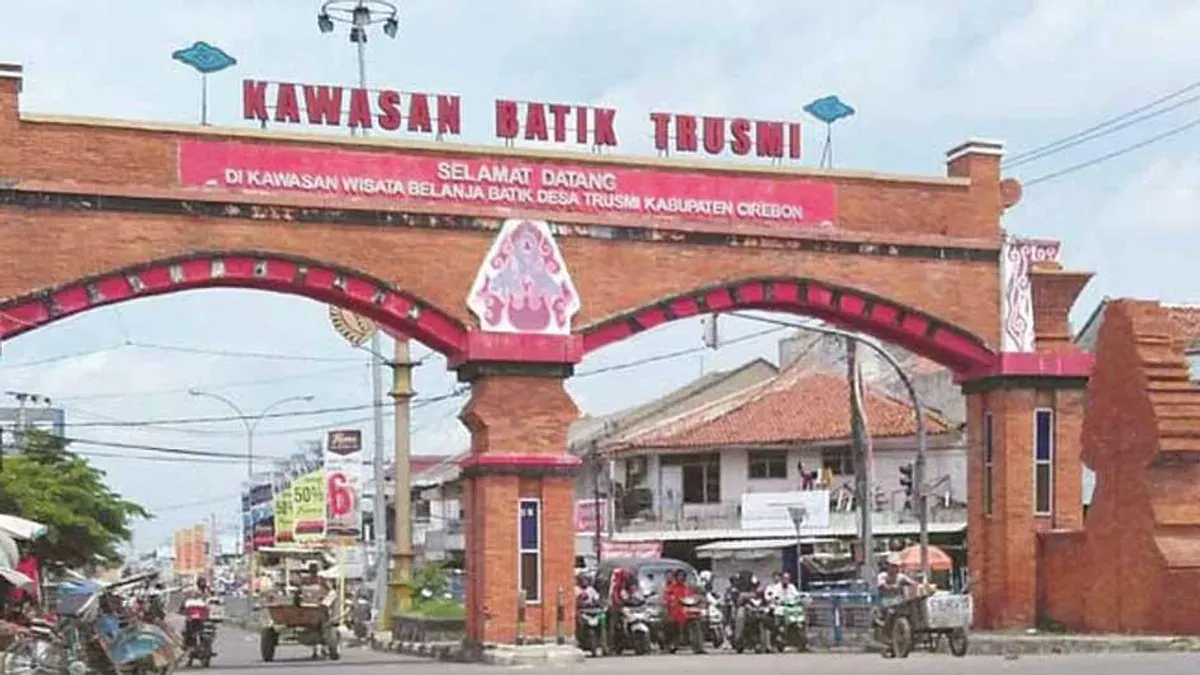 Tugu ikonik "Selamat Datang Di Kawasan Batik Trusmi". (Sumber: cirebonkab.go.id)