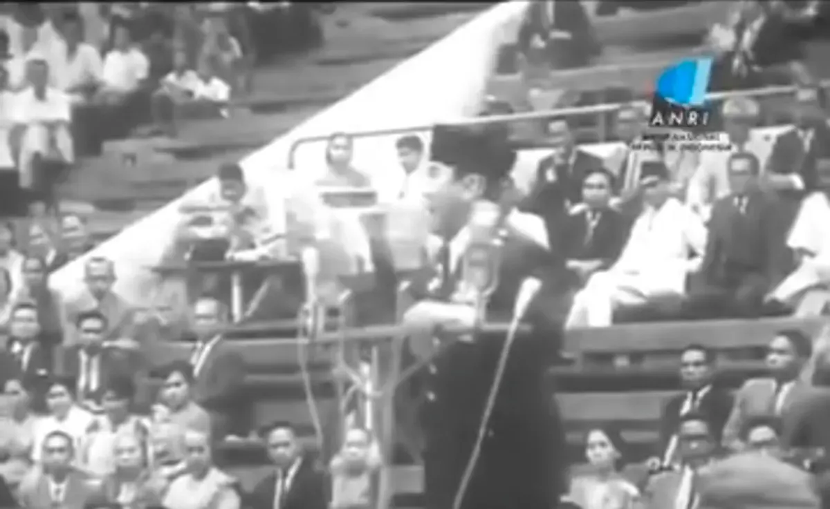 Pidato Presiden Soekarno pada "Pameran Bebas Buta Huruf" di Gelora Bung Karno, 1964. (Sumber: Instagram Arsip Nasional Republik Indonesia)