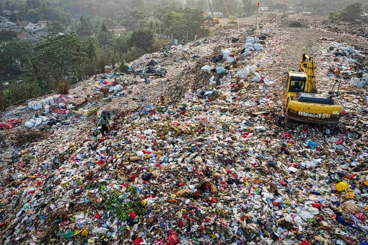 Tumpukan sampah plastik di Indonesia. (Sumber: pexels | Foto: Tom Fisk)