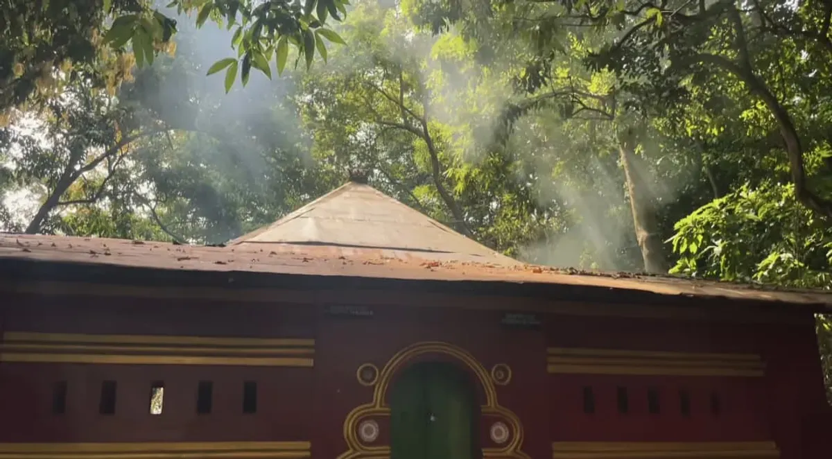 Sinar matahari menerobos rimbunnya pepohonan di sekitar bangunan makam Bukit Plangon, Cirebon. (Sumber Foto: Dokumentasi pribadi, 2025)