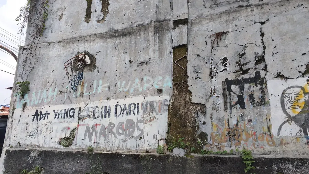 Foto Grafiti Bekas 2021 di Tembok Menyusuri di Jalan Serang menyusuri Jalan Anyer Dalam, 17 April 2026. (Sumber: Dokumentasi Pribadi | Foto: Hikmat Nur Hidayat)