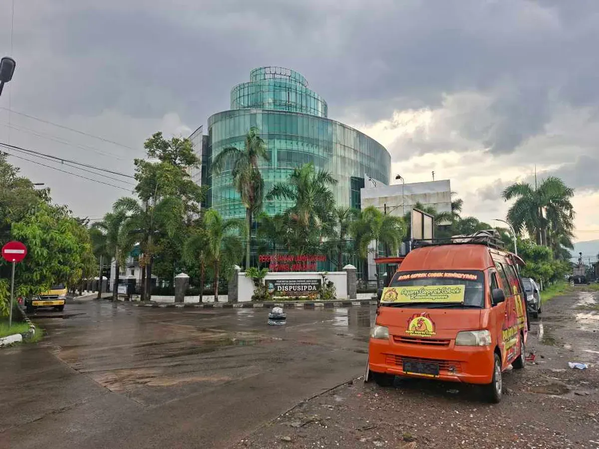 Gedung Dinas Perpustakaan dan Kearsipan Daerah Provinsi Jawa Barat (Sumber: Dokumentasi Pribadi | Foto: Raffi Islam Madina)