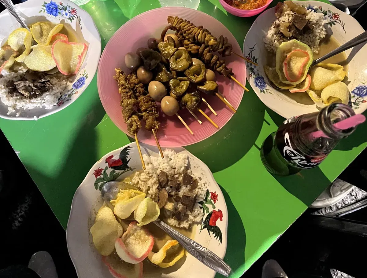Sajian kuliner legendaris Gultik Blok M (Sumber: Dokumentasi Pribadi | Foto: Ilyasa Salsabila)