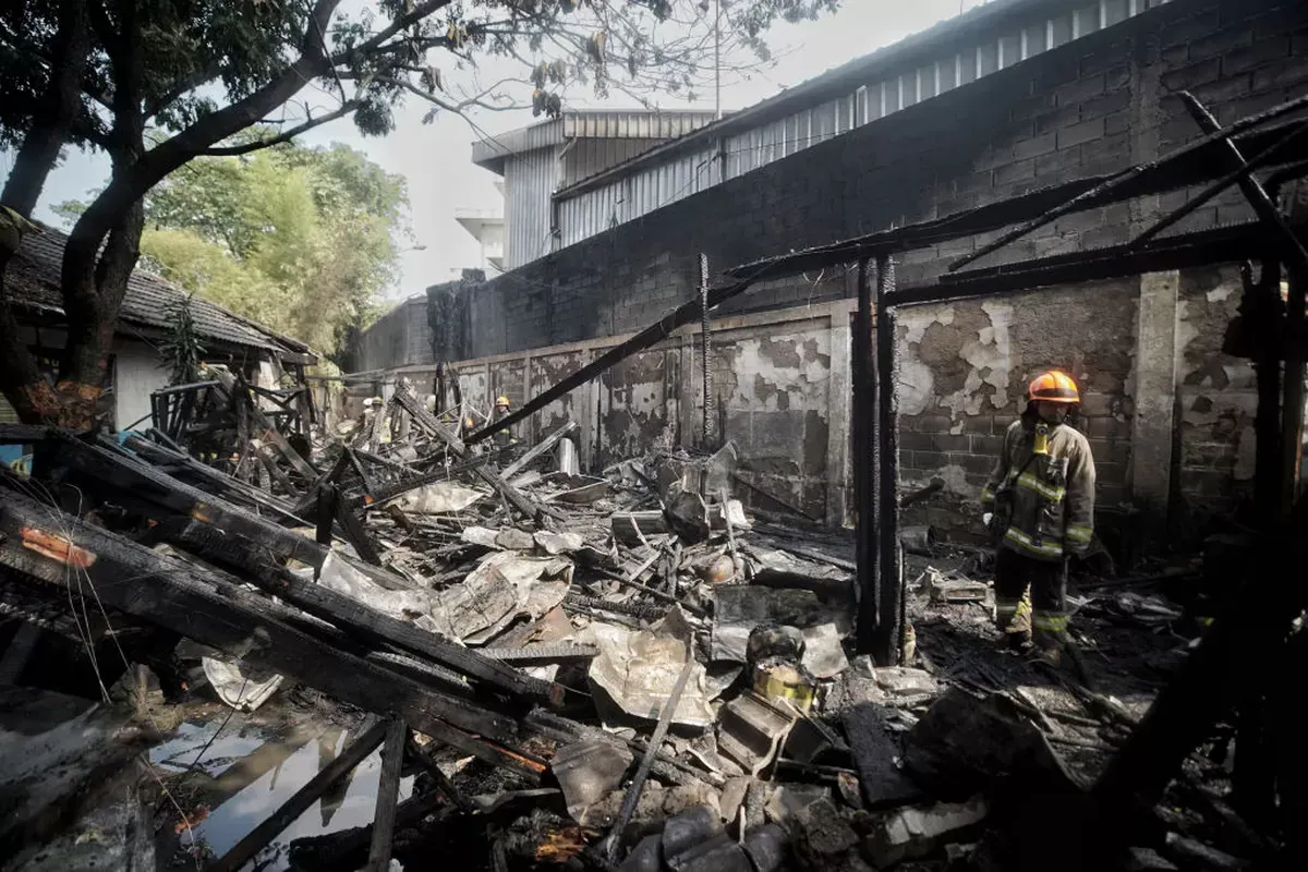 Kebakaran kios di terminal Leuwipanjang Kota Bandung (Sumber: Ayobandung.com | Foto: Kavin Faza)