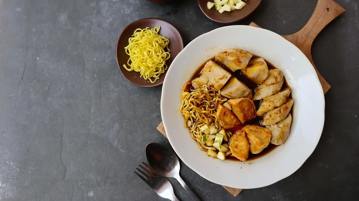 Pempek merupakan makanan khas Sumatera Selatan. (Sumber: Pexels | Foto: faizdila)