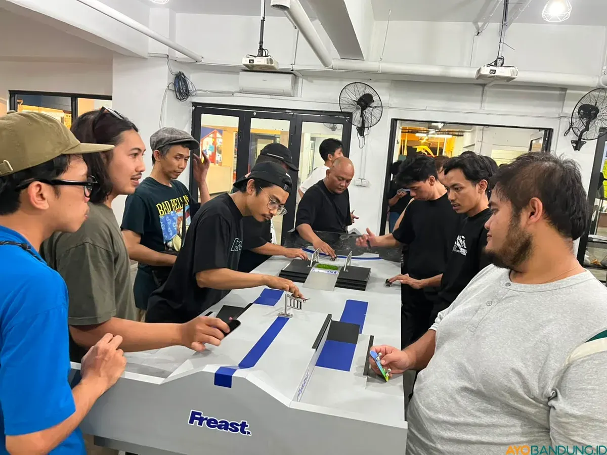 Anggota Bandung Fingerboard menghabiskan akhir pekan dengan bermain, berdiskusi, dan saling belajar berbagai trik fingerboard. (Sumber: ayobandung.id | Foto: Ilham Maulana)