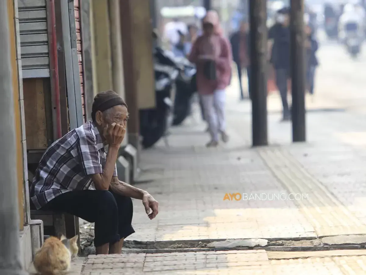 Warga beraktivitas di trotoar kawasan Jalan Ahmad Yani, Cicadas, Kota Bandung, Kamis 4 Juni 2026. (Sumber: Ayobandung.com | Foto: Irfan Al-Faritsi)