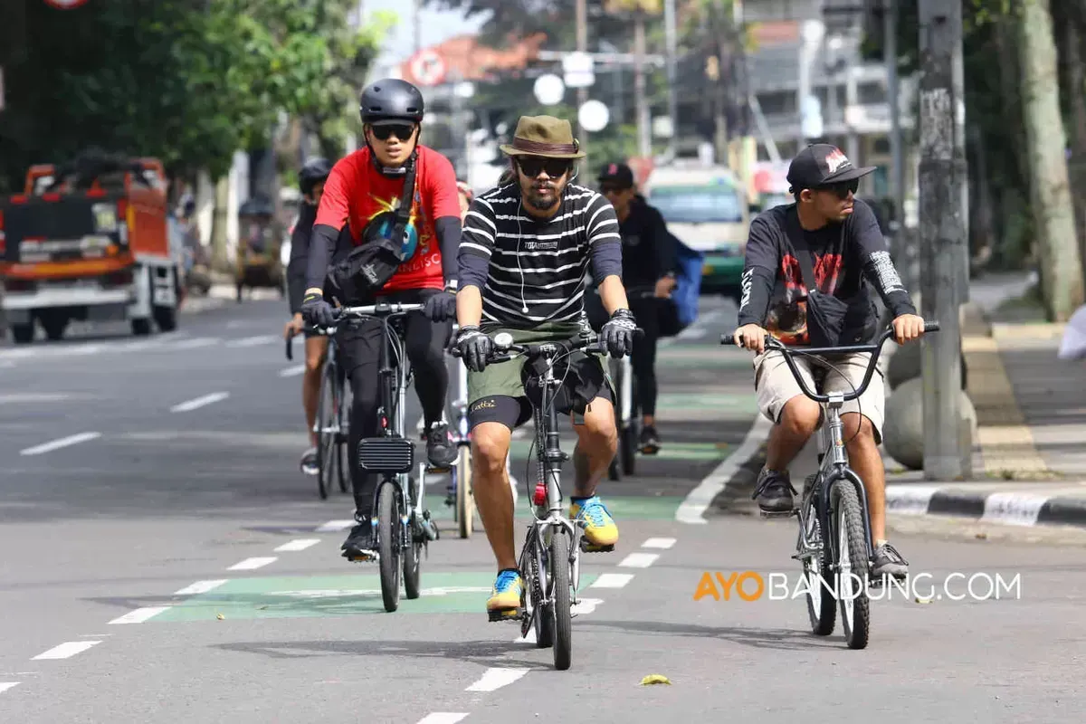 Asyiknya bermain sepeda. (Sumber: Ayobandung.com | Foto: Irfan Al-Faritsi)