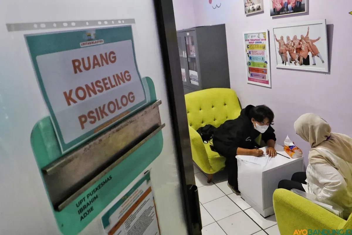 Seorang warga berkonsultasi dengan psikolog di Puskesmas Ibrahim Adjie, Kota Bandung, Rabu 13 Mei 2026. (Sumber: ayobandung.id | Foto: Irfan Al Faritsi)
