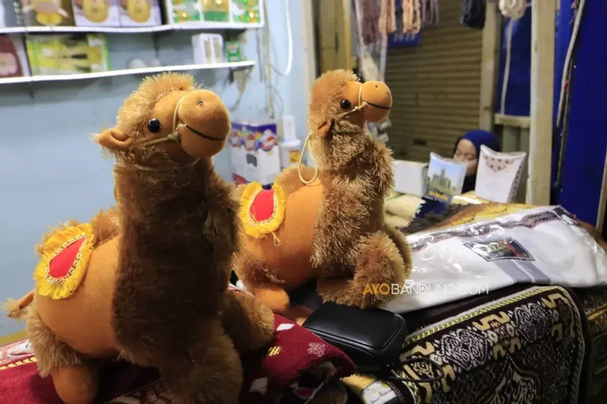 Oleh-oleh haji dan umrah di salah satu toko kawasan Pasar Baru Trade Center, Jalan Otto Iskandar Dinata, Kota Bandung, Jumat 29 Mei 2026 (Sumber: Ayobandung.com | Foto: Irfan Al-Faritsi)
