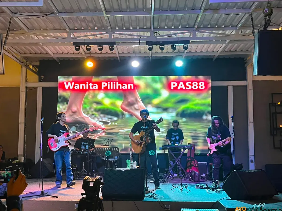 Atmosfer hangat dan akrab mewarnai gelaran Bandung Music Indie saat musisi lintas generasi dan penikmat musik bertemu dalam satu ruang yang sama. (Sumber: ayobandung.id | Foto: Ilham Maulana)