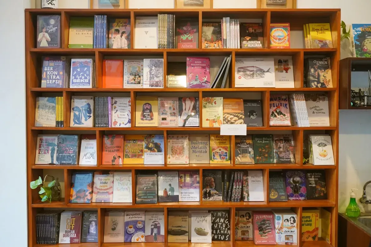 Ilustrasi rak buku. (Sumber: Pexels | Foto: Yazid N)
