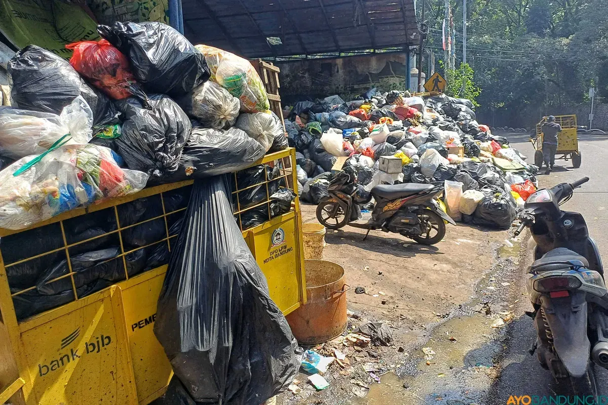 Kendaraan pengangkut sampah terparkir di Jalan Tamansari, Kota Bandung, Rabu 6 Mei 2026. (Sumber: ayobandung.id | Foto: Irfan Al Faritsi)