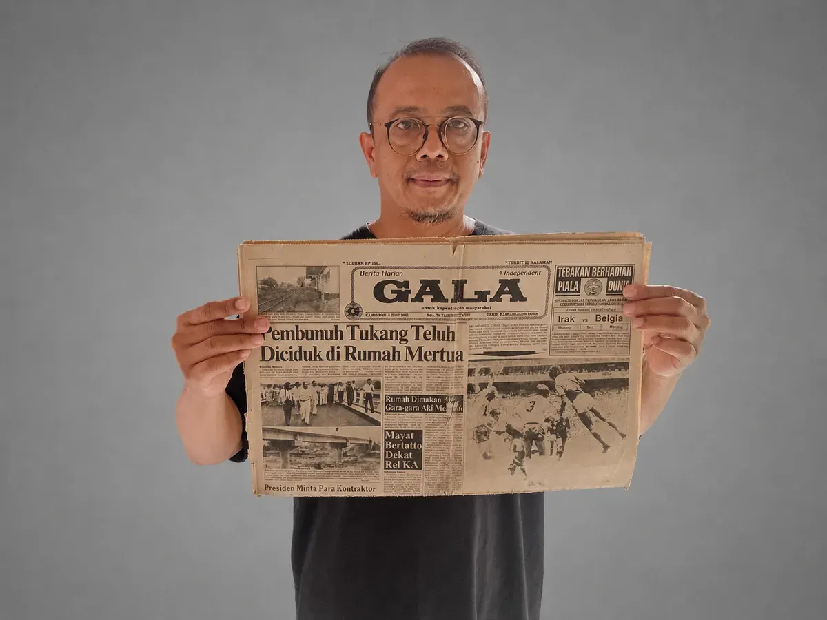 Kin Sanubary memperlihatkan surat kabar GALA, salah satu harian yang terbit di Bandung 40 tahun silam. (Sumber: Koleksi Kin Sanubary)