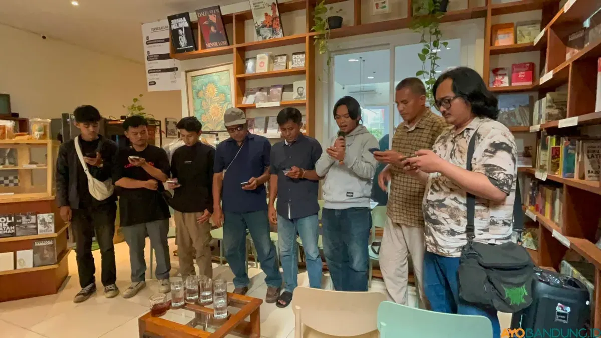 Perwakilan warga lerenng Gunung Ciremai, Gede Pangrango, Tampomas, dan Halimun saat membacakan petisi untuk Gubernur Jawa Barat. (Sumber: ayobandung.id | Foto: Ilham Maulana)