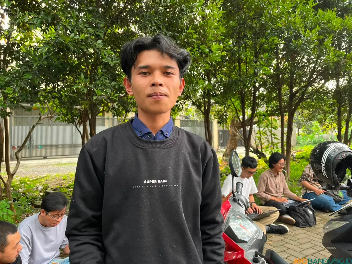 Dani Setiawan, petani sayur di kaki Gunung Gede Pangrango, menyuarakan kekhawatirannya terhadap proyek geotermal yang dinilai dapat mengancam sumber air, lahan pertanian, dan ruang hidup warga. (Sumber: ayobandung.id | Foto: Ilham Maulana)