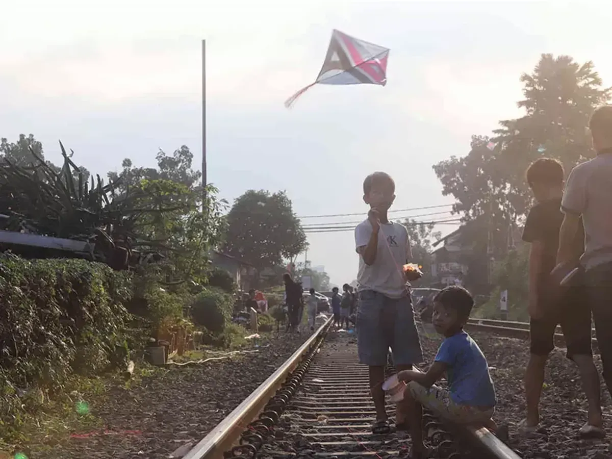 Anak-anak bermain layangan di atas rel kereta api Jalan Laswi (Sumber: Ayobandung.com | Foto: Irfan Al-Faritsi)