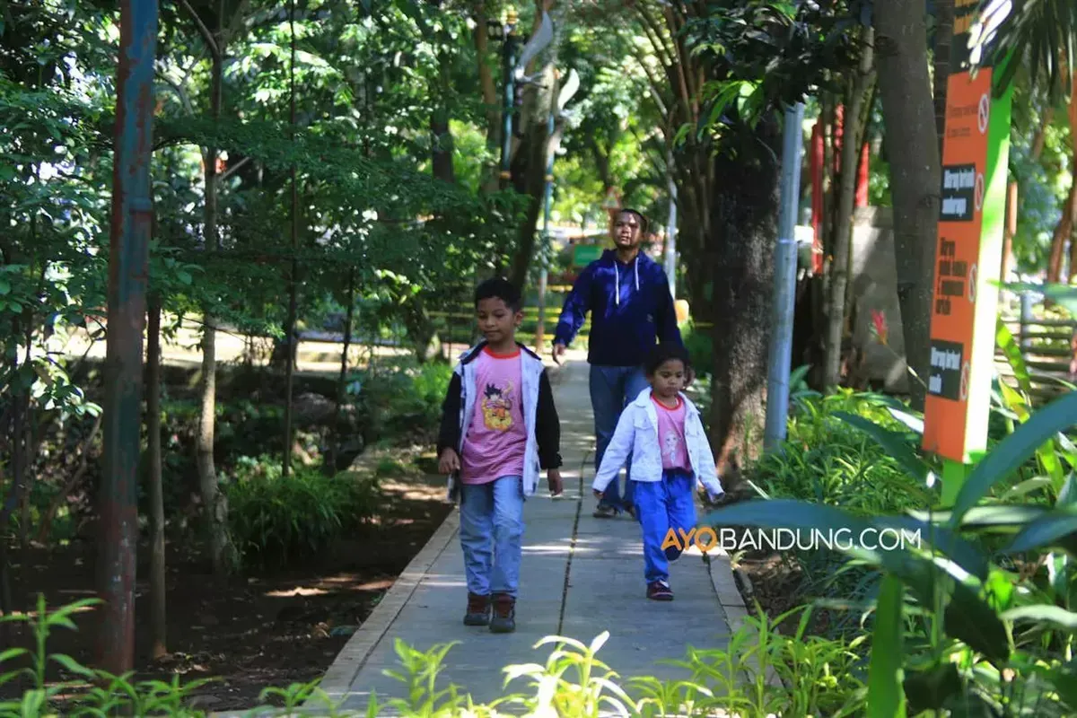 Warga saat berada di Taman Lansia, Kota Bandung, Jumat 30 Juni 2023. (Sumber: Ayobandung.com | Foto: Irfan Al-Faritsi)