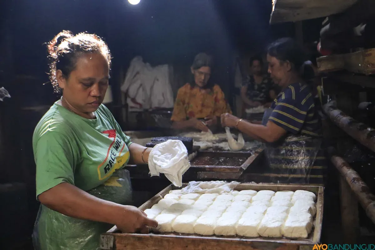 Kenaikan harga kedelai impor membuat keuntungan perajin tahu dan tempe terus menyusut. (Sumber: ayobandung.id | Foto: Irfan Al Faritsi)