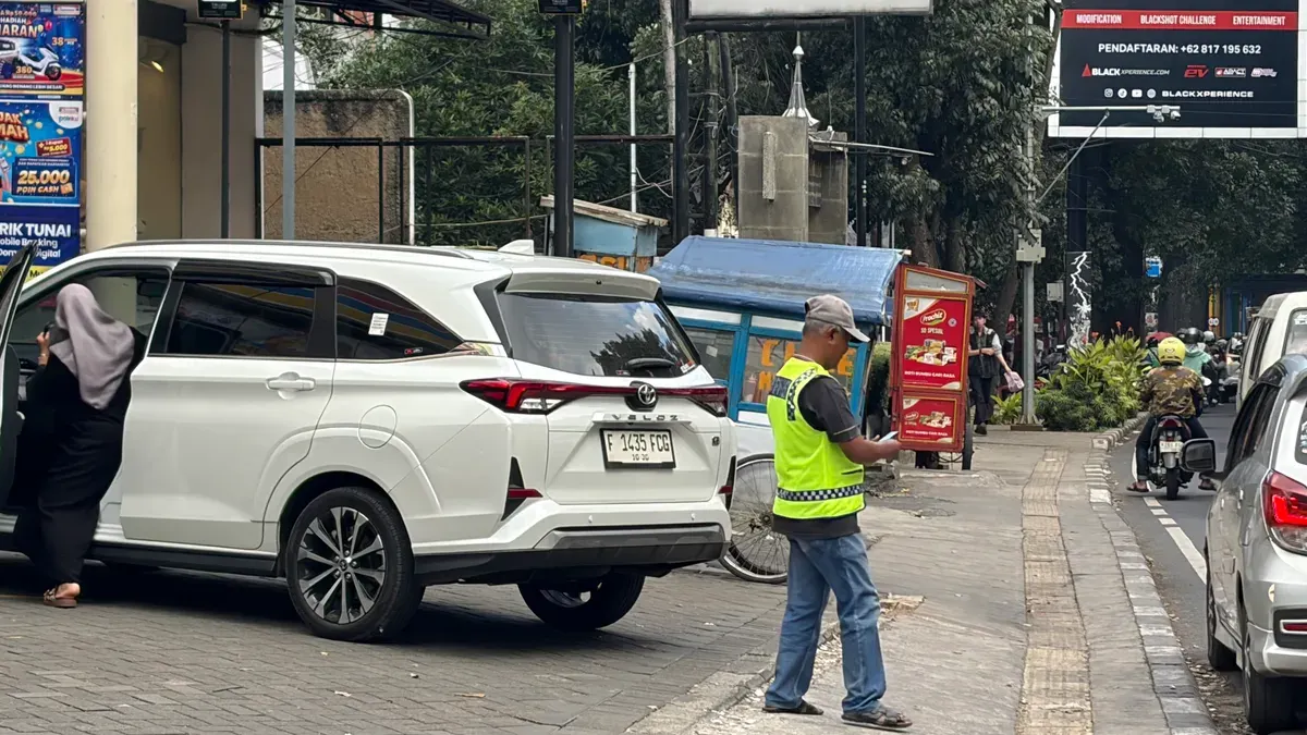 Keputusan Konsumen untuk belanja goyah karena adanya parkir (Foto: muhammad yogi)