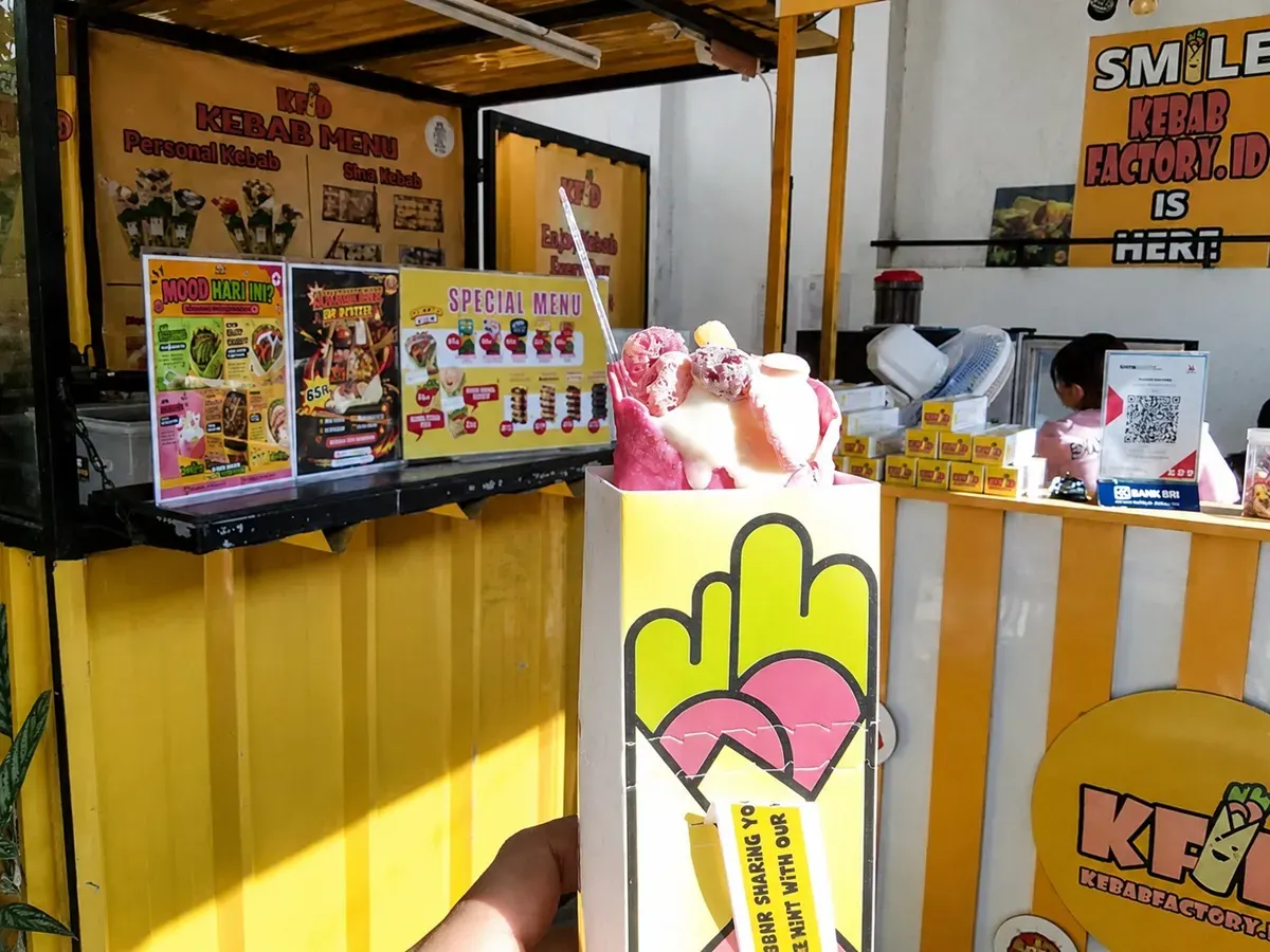 Kebab ice cream mellowberry, salah satu varian produk Kebab Faktory di Jalan Kihiur 4, Cihapit, Kota Bandung, (5/6/2026). (Sumber: Ayobandung.id | Foto: Aris Abdulsalam)