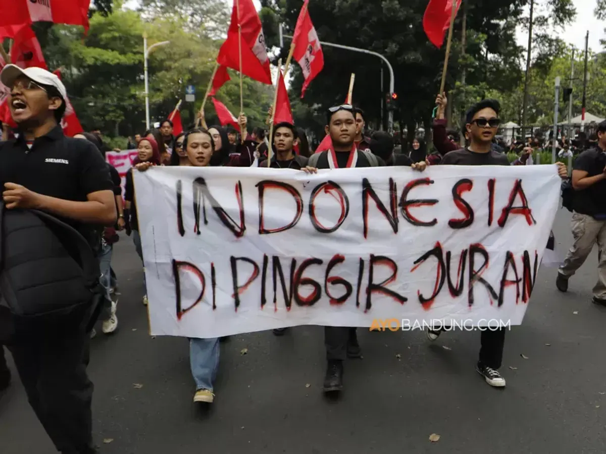 Mahasiswa dari berbagai perguruan tinggi di Bandung Raya menggelar aksi unjuk rasa di depan Gedung DPRD Jawa Barat, Kota Bandung, Senin 15 Juni 2026. (Sumber: Ayobandung.com | Foto: Irfan Al-Faritsi)