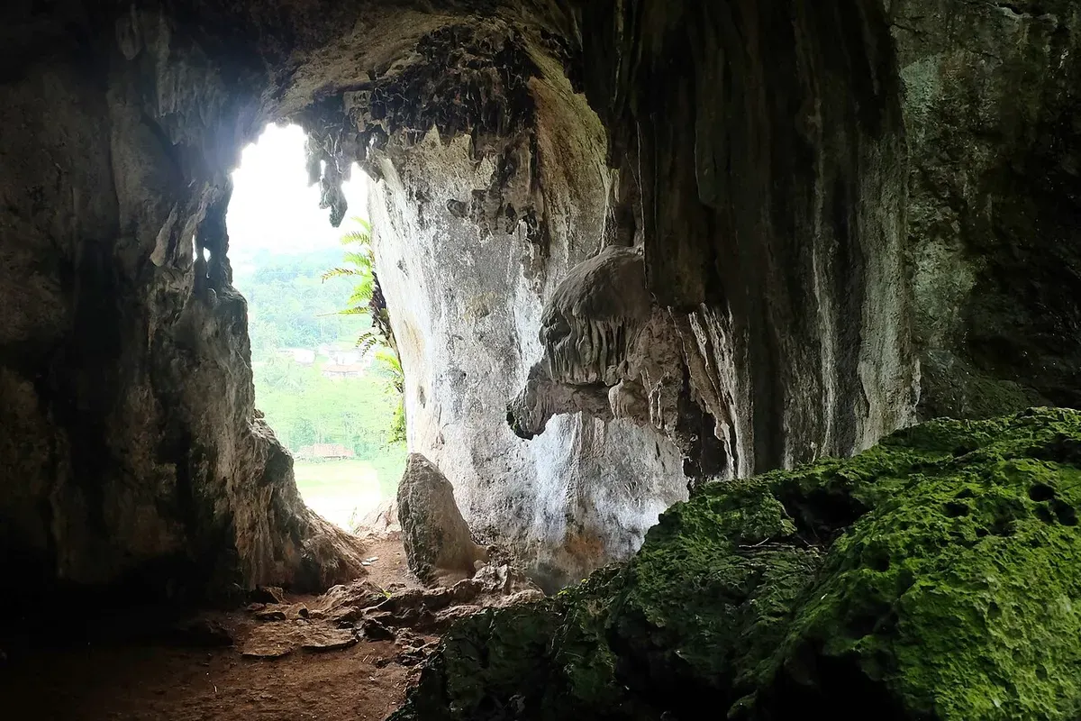 Sebuah gua alami yang menyimpan situs purbakala, Gua Pawon. (Sumber: Wikimedia Commons | Foto: Nuryahya64)