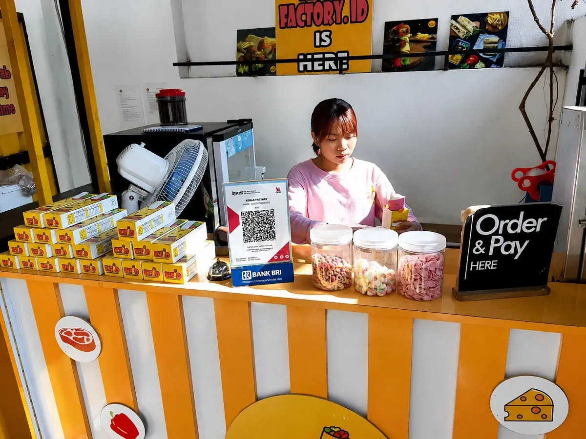 Pegawai sedang menyiapkan pesanan konsumen kedai KebabFactory.id di Jalan Kihiur 4, Cihapit, Kota Bandung. (Sumber: Ayobandung.id | Foto: Aris Abdulsalam)