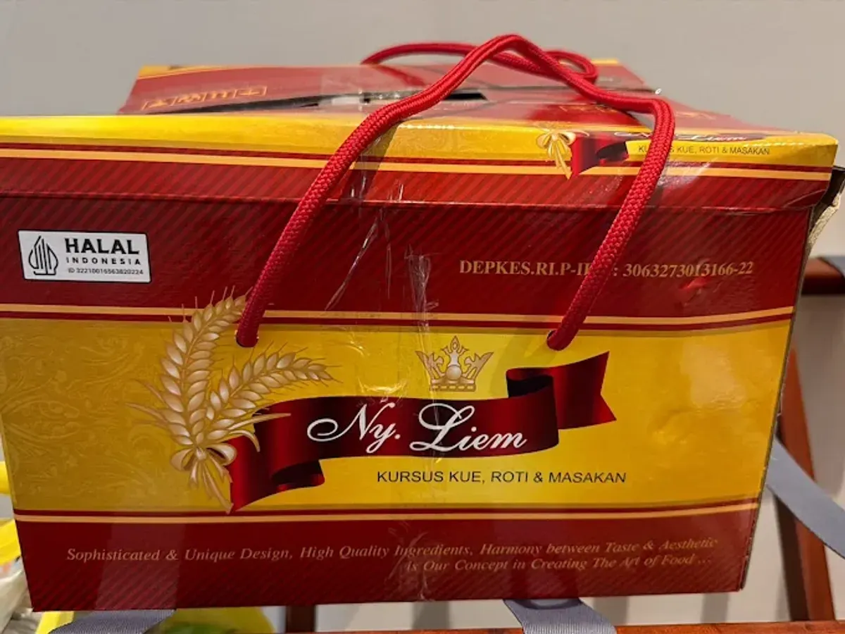 Produk kemasan dari toko Ny. Liem di Jln. Naripan No.52, Kb. Pisang, Kec. Sumur Bandung, Kota Bandung. (Sumber: Google Maps Review | Foto: Elvita Yuli)