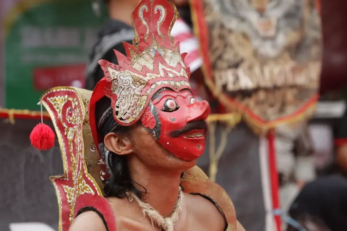 Topeng Banjet merupakan kesenian tradisional khas Karawang, Jawa Barat. (Sumber: Wonderful Indonesia)