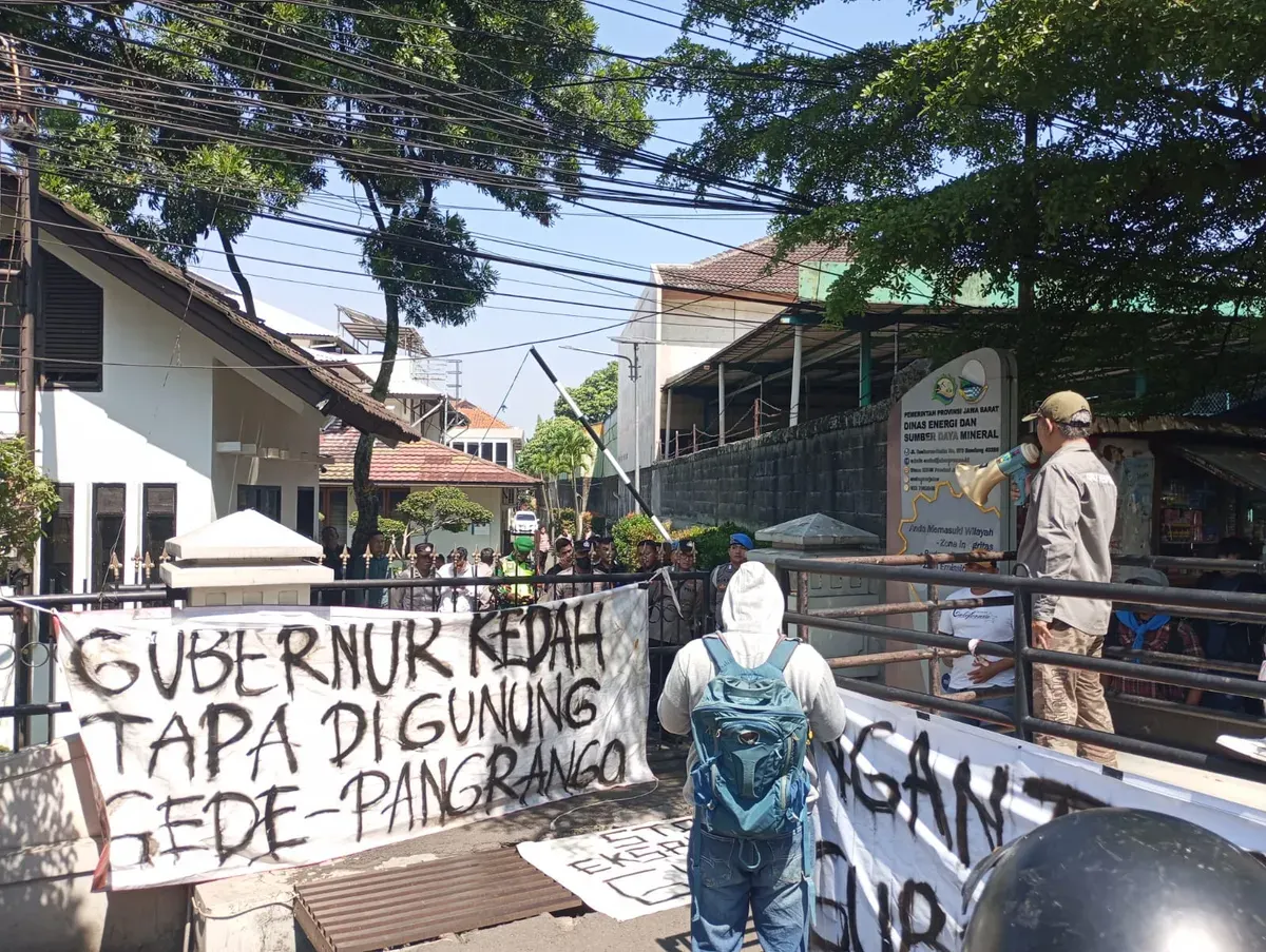 Sebuah spanduk di depan kantor ESDM Provinsi Jawa Barat (Foto: Dokumen pribadi)