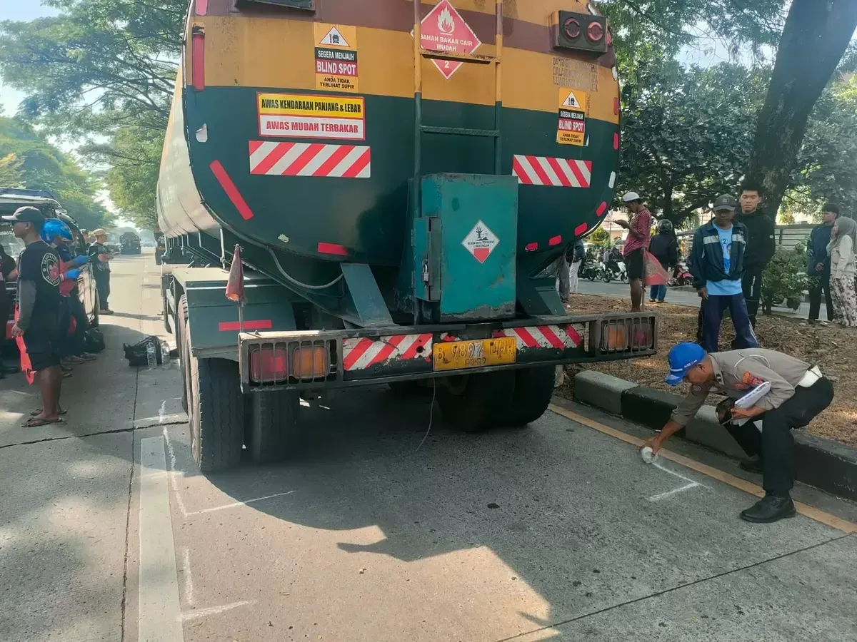 Polisi melakukan olah TKP. (Sumber: Dok. Unit Gakkum Satlantas Polrestabes Bandung)