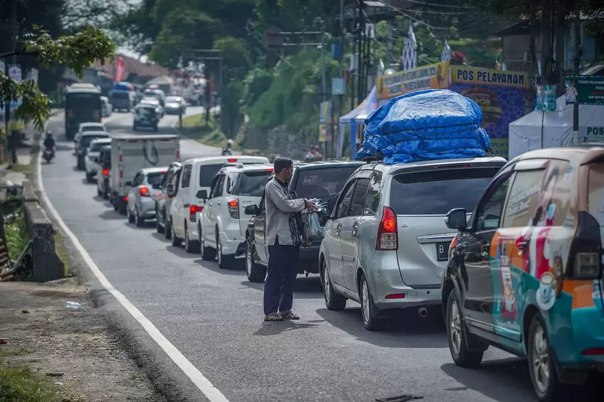 Sejumlah kendaraan pemudik memadati Jalan Raya Nagreg, Cikaledong, Kabupaten Bandung pada Jumat, 28 Maret 2025. (Sumber: Ayobandung.id | Foto: Kavin Faza)