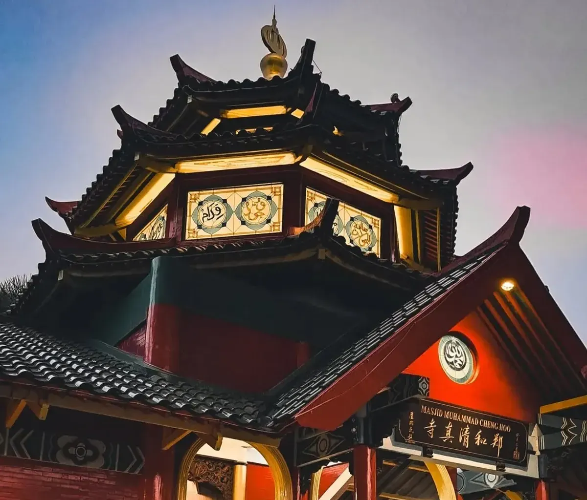 Tempat yang sangat ingin aku kunjungi. Tapi tiap kali mau mampir pasti nyasar ujung2nya putus asa. Dan Allah kasih kesempatan melalui cara yang lain. (Sumber: Instagram/@chenghoosby)