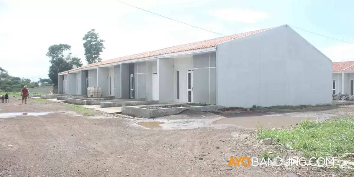 Pekerja merampungkan proyek rumah subsidi di El Hago Residence, Mekarbakti, Kecamatan Pamulihan, Kabupaten Sumedang (3/12/2020). (Sumber: Ayobandung.com | Foto: Deni Suhendar/Magang)